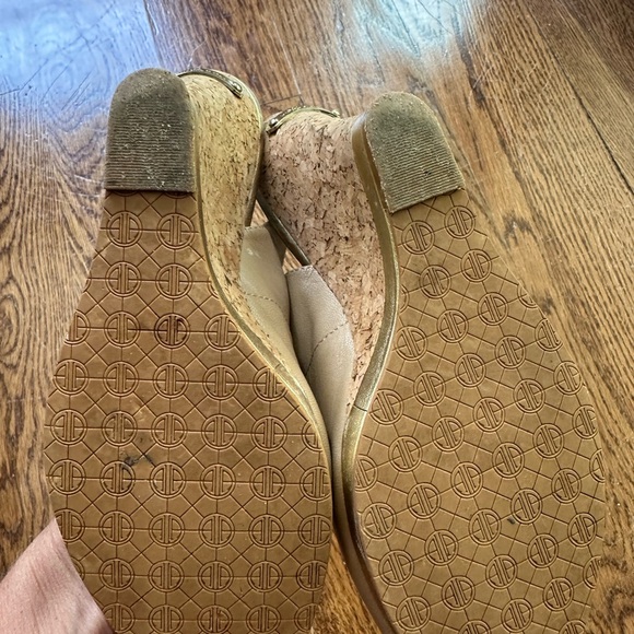 Lilly Pulitzer wedge heels with beige leather size 7 - Picture 4 of 8